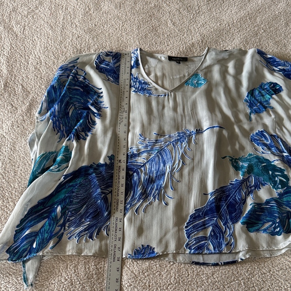 Karen Kane Silk Blend Grey and Navy Feather Pattern Blouse Medium - Picture 8 of 8